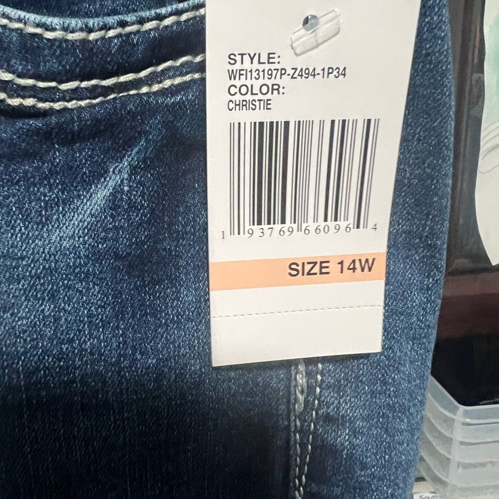 Wallflower THE LUSCIOUS
CURVY FIT
23.5" crop, New with Tags - Picture 5 of 6
